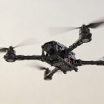 gros drone de course noir en plein vol