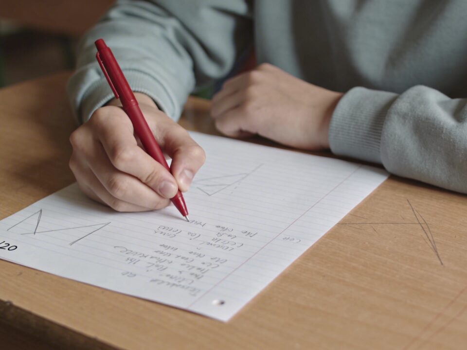 eleve corrige une copie avec note sur vingt