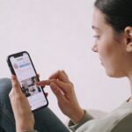 jeune femme assise smartphone en main creant discussion instagram