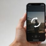 main tenant smartphone vertical montrant video en boucle