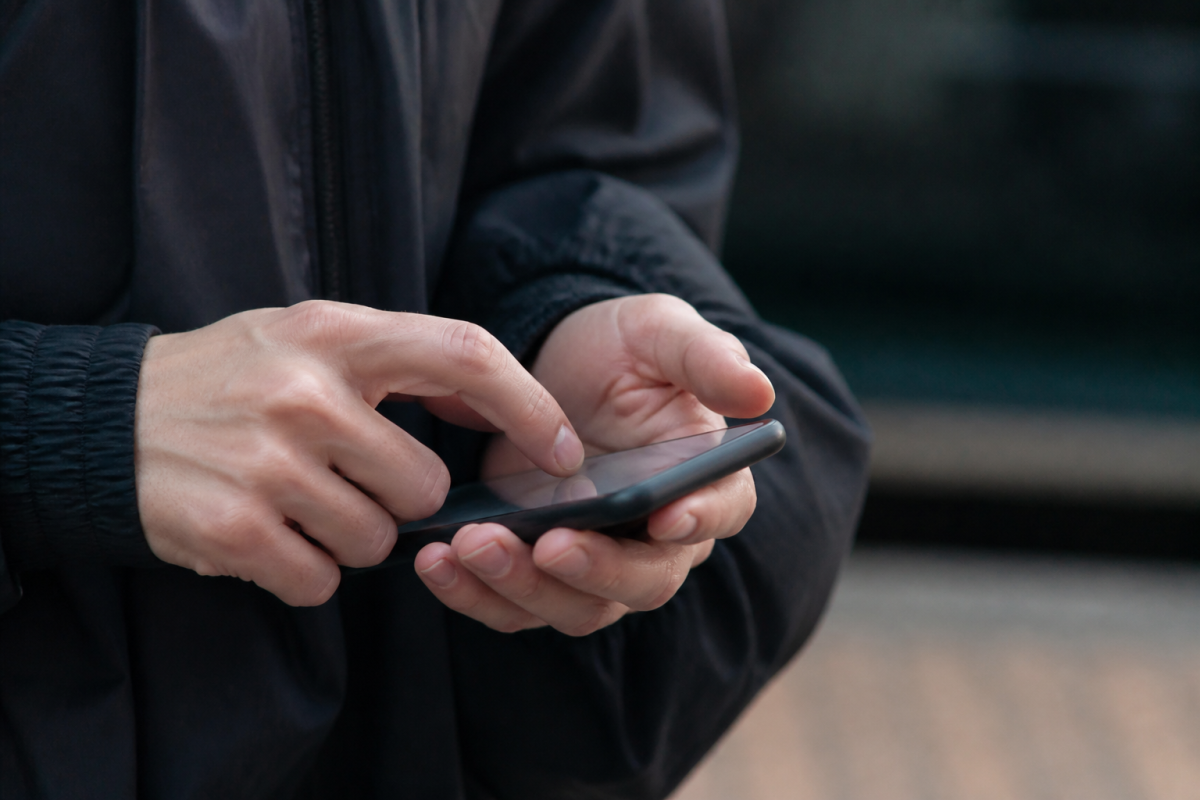 Main tapant code securite sur smartphone