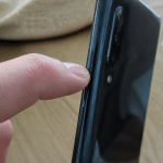 Doigt appuyant sur bouton reinitialisation telephone android xiaomi