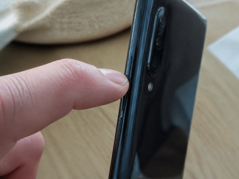 Doigt appuyant sur bouton reinitialisation telephone android xiaomi