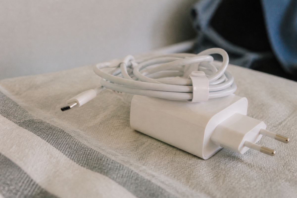 Cable blanc intact pose sur un chargeur mural