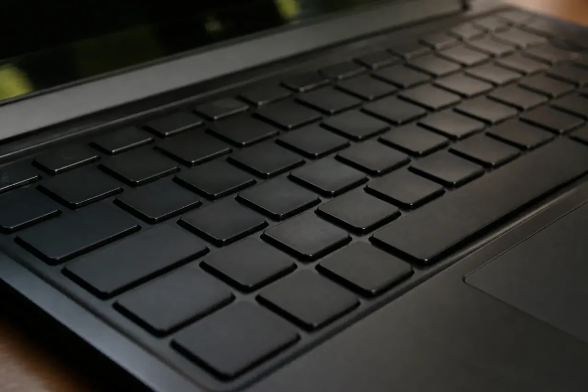 Gros plan sur un clavier d'ordinateur portable noir