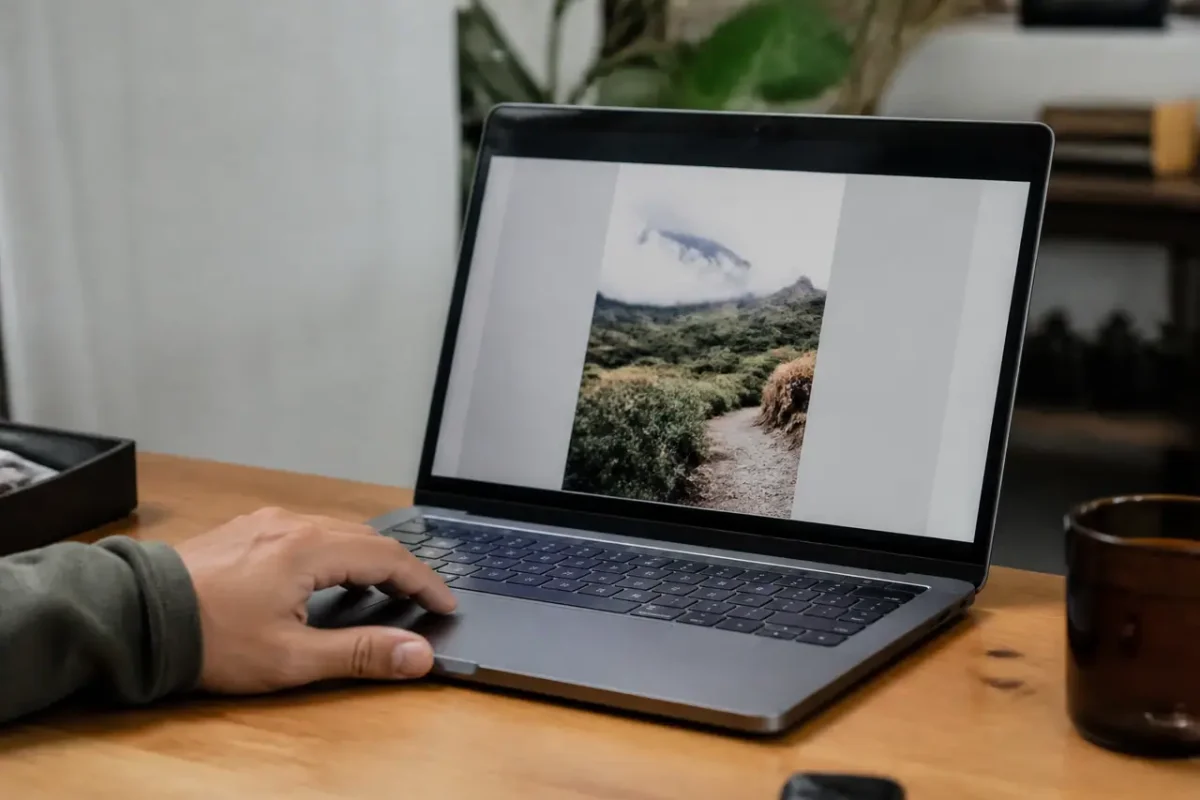 Ordinateur portable ouvert sur un document PDF avec photo