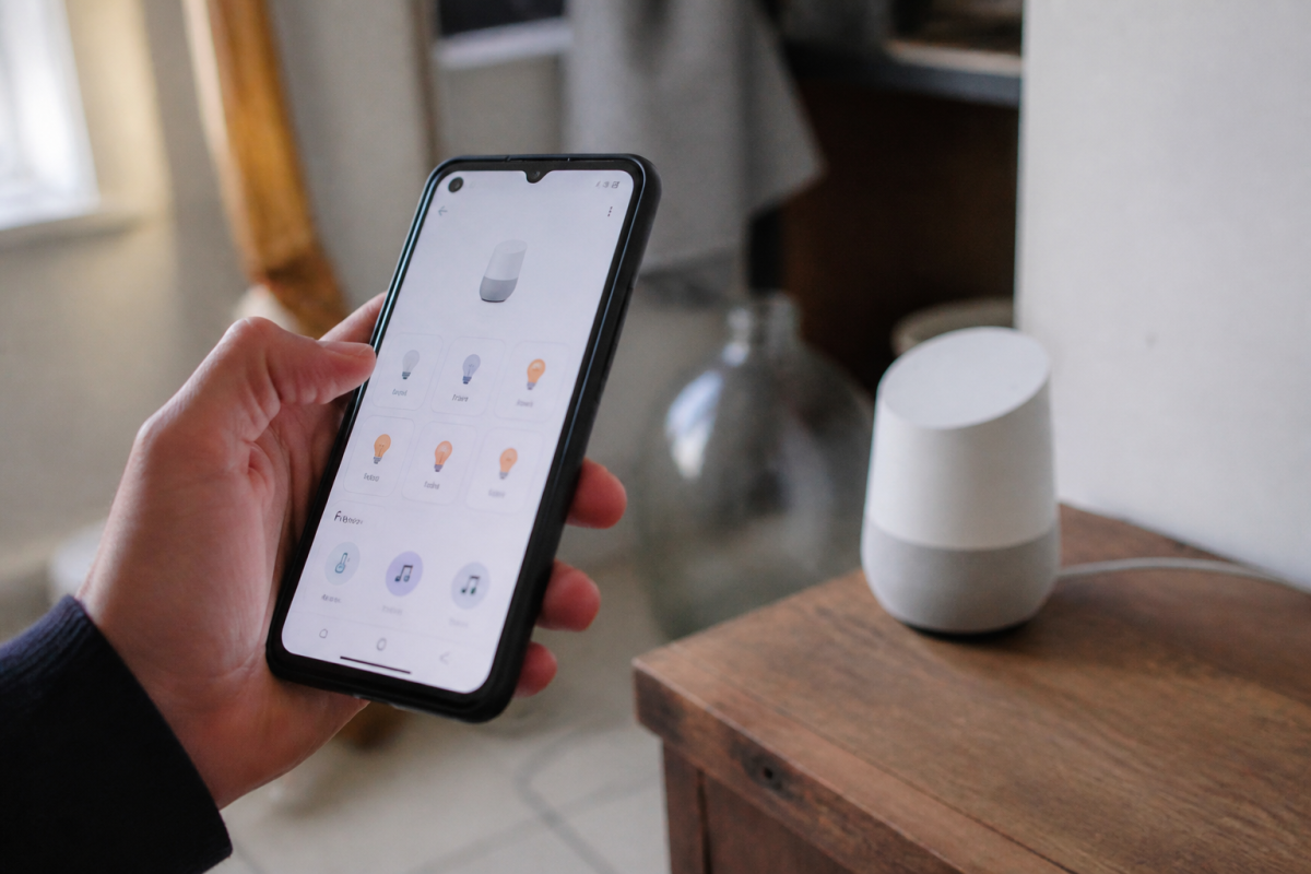 Smartphone affichant interface Google Home avec appareil