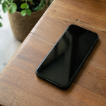 Smartphone noir pose sur table en bois