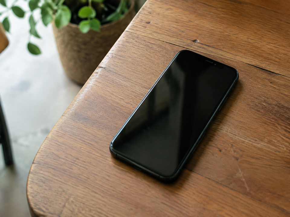 Smartphone noir pose sur table en bois