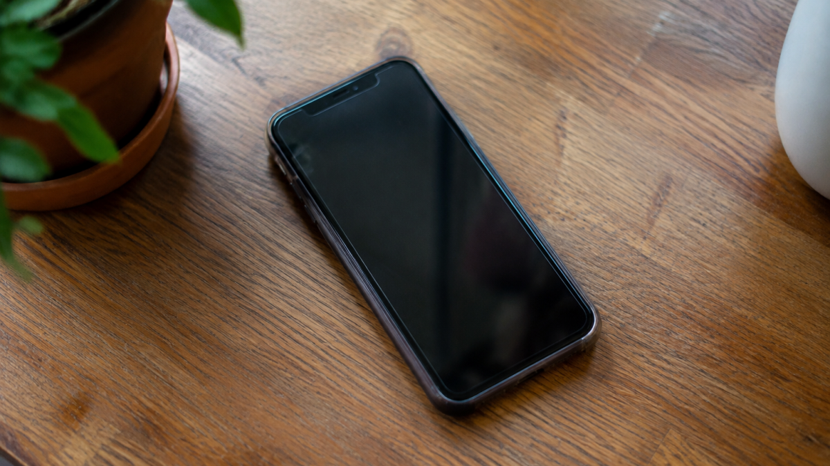 Smartphone sur table en bois ecran vers le haut