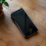 Smartphone sur table en bois ecran vers le haut