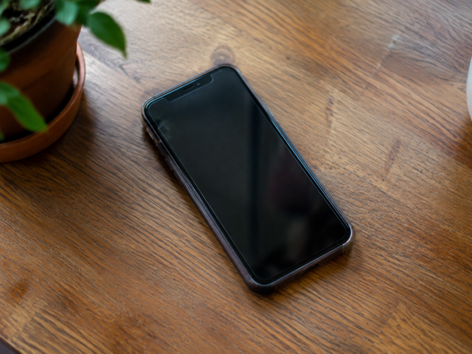 Smartphone sur table en bois ecran vers le haut