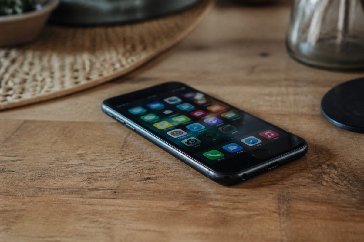 Smartphone pose sur une table avec des icones colorees